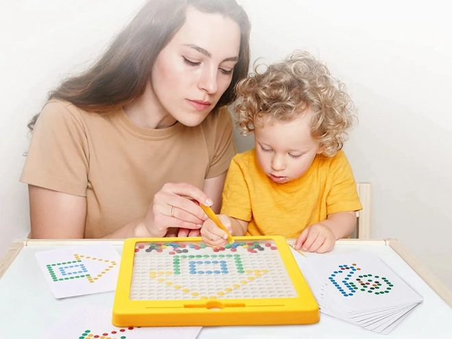 Edukativná magnetická tabuľa s kolíkmi