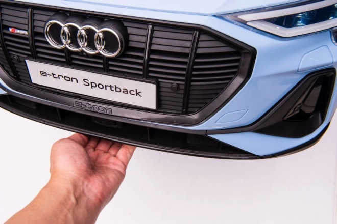 Auto na akumulátor Audi E-Tron modré