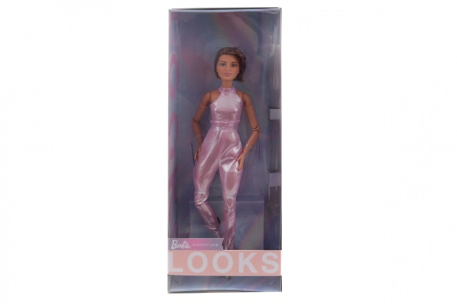 Bábika Barbie Looks s krátkymi vlasmi v ružovom outfite