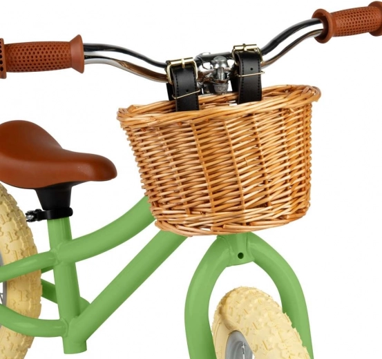 Praktický prútený košík a štýlové detaily