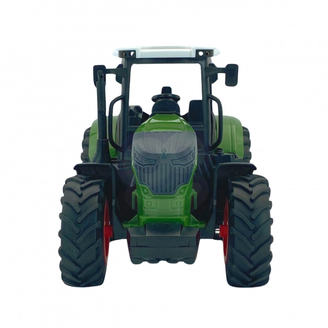 Zelený traktor s gumovými kolesami