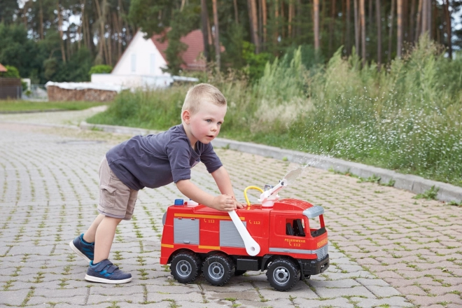 Hasičské auto s vodnou striekačkou