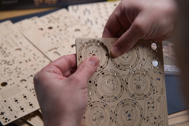 Ugears drevené 3D mechanické puzzle nákladné auto