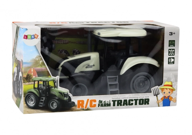 Zábavný biely RC traktor s 2.4G ovládaním a zvukmi