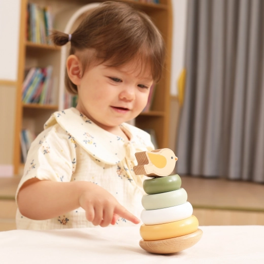 Zábavné hranie s roztomilým vtáčikom