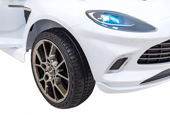 Pojazd Aston Martin DBX biely