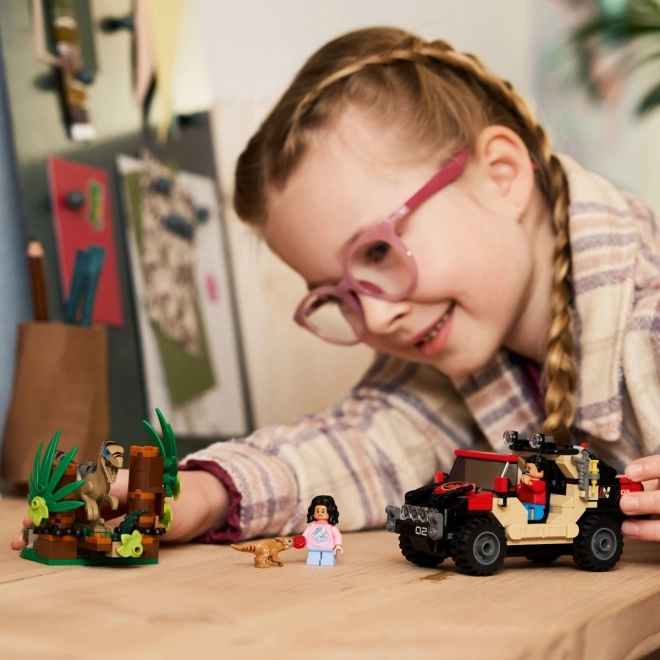 Stavebnica LEGO Jurassic World: Útek terénnym vozidlom pred velociraptorom