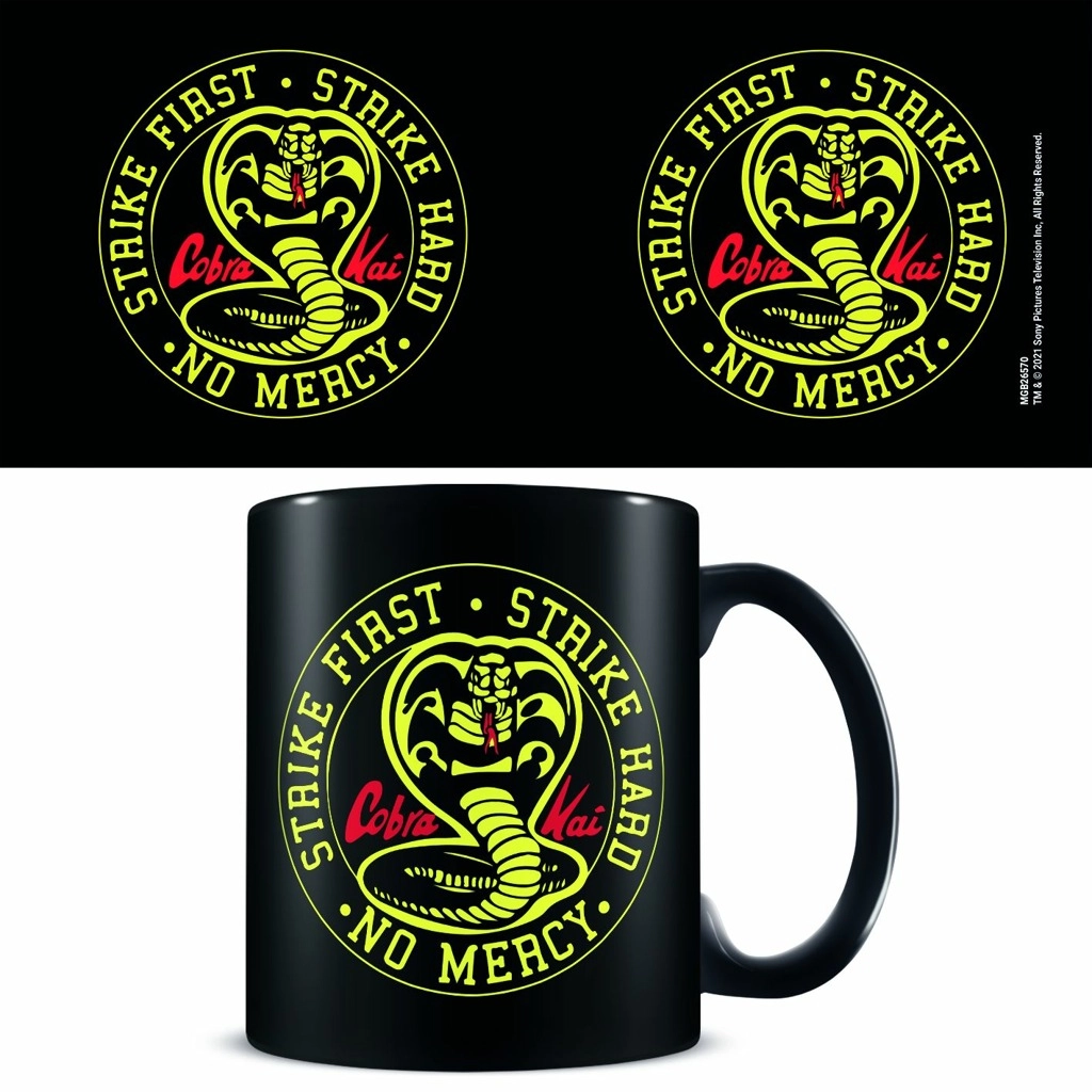 E-shop Pyramid International Hrnček Cobra Kai Emblem 315 ml