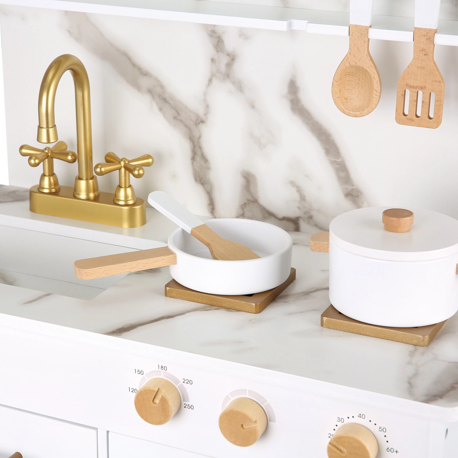 Drevená kuchynka pre deti – biela s mramorovým dizajnom