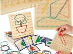 Drevený geoboard – vzdelávací geoplán s farebnými gumičkami a kartami vzorov