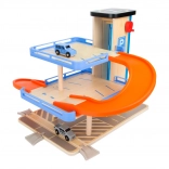 Small foot drevená poschodová garáž s výťahom