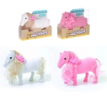 Kôň s ozdobnou sponou