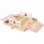 Drevený železničný prejazd s bránkami pre drevené autodráhy