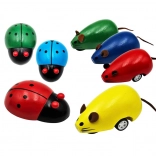 drevené zvieratko na kolieskach