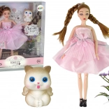 Bábika Emily s vrkôčikmi, mačiatkom a kvetmi