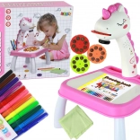 Projektor jednorožec na kreslenie so stolíkom a tabuľkou – ružový