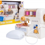 detský šijací stroj s doplnkami – biely
