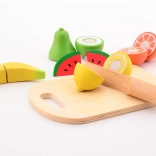 Drevené ovocie s doštičkou a nožíkom