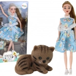 Bábika Emily jarná s dlhými vlasmi v modrých šatách a mačiatkom