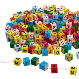Farebné písmenká na navliekanie