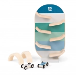 drevená autodráha s autíčkami a oblúkmi