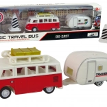 Autobus s červeným karavanom