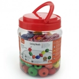 Navliekanie drevených korálikov