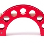 Drevený most s červeným oblúkom pre vláčiky