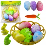 Veľkonočné dekorácie s košíkom so zajacmi, vajcami a mrkvou