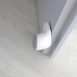 Biela detská ochrana proti privretiu dverí