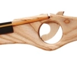 Drevená flinta – veľká prírodná hračka pre malých kovbojov