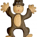 Drevená magnetka na chladničku – opica 2Kids Toys