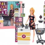 Bábika v supermarkete so stojanmi, nákupným košíkom a potravinami